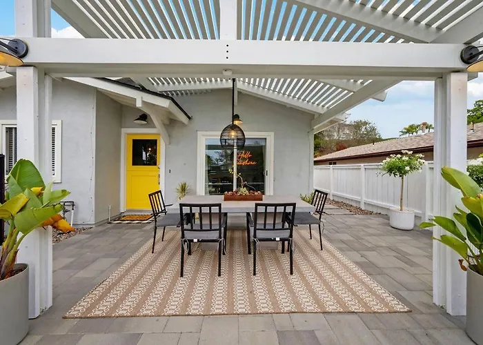 Colorful & Comfy Gem Close To Beach - Yard - Pkg
